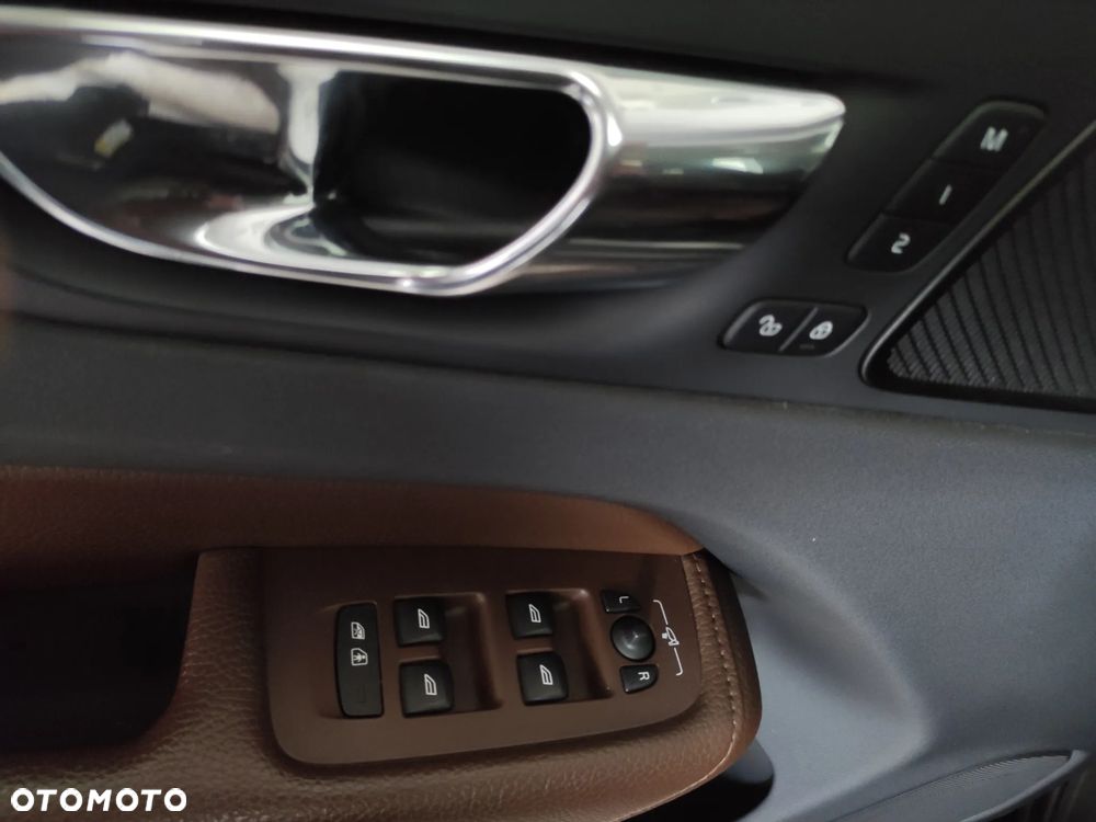 Volvo XC 60 T6 AWD Geartronic Momentum - 9