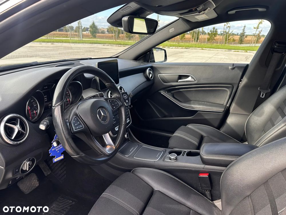 Mercedes-Benz CLA 180 7G-DCT - 7