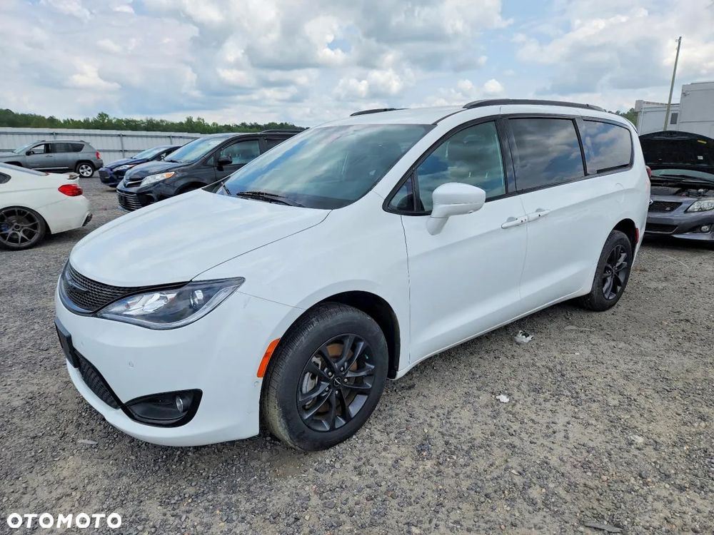Chrysler Pacifica - 1