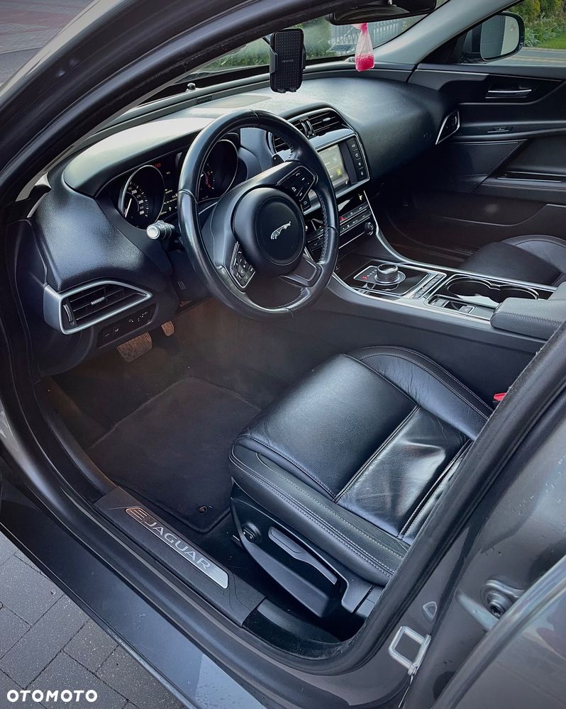 Jaguar XE 2.0 D Prestige - 10