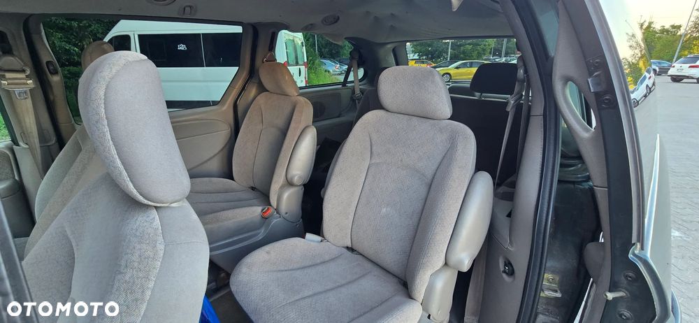 Chrysler Town & Country - 7