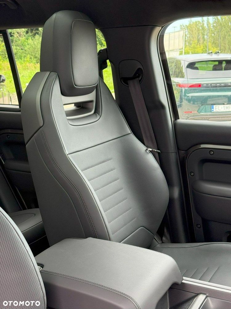 Land Rover Defender - 11