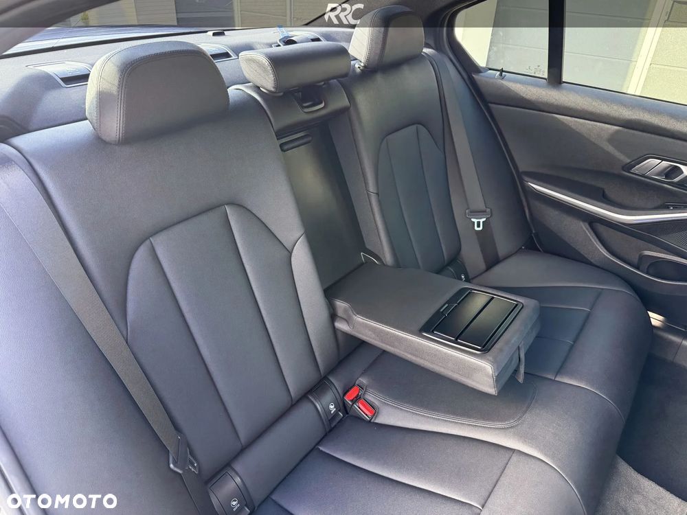 BMW Seria 3 330i M Sport - 34