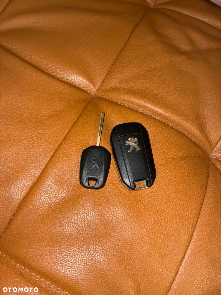 Peugeot 208 - 40