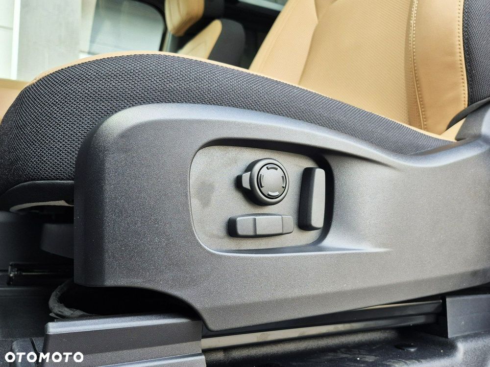 Land Rover Defender - 21