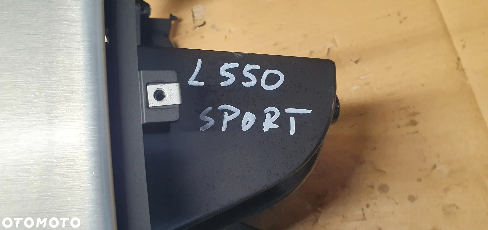 Kratka nawiewu powietrza środkowa ramka radia dekor Land Rover Discovery Sport L550 - 11