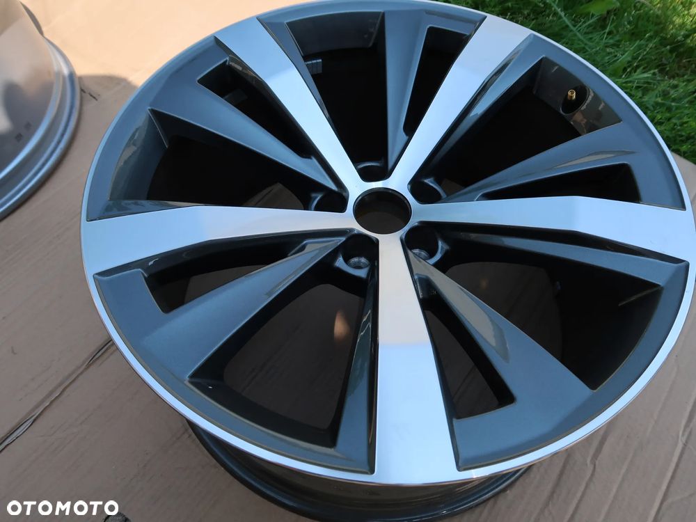 FELGA AUDI Q7 Q8 21'' 4M8601025AA - 2