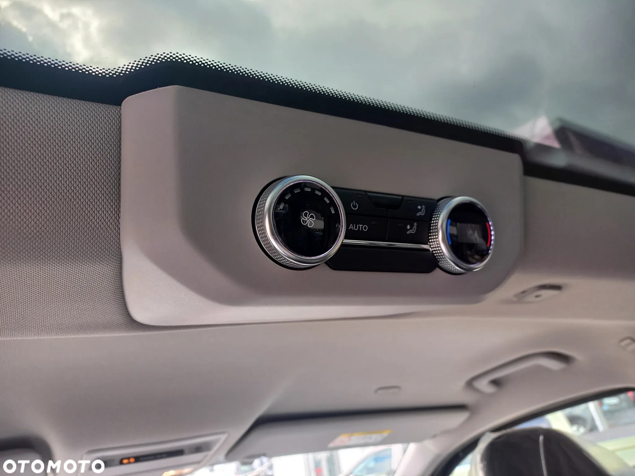Volkswagen Caravelle - 10