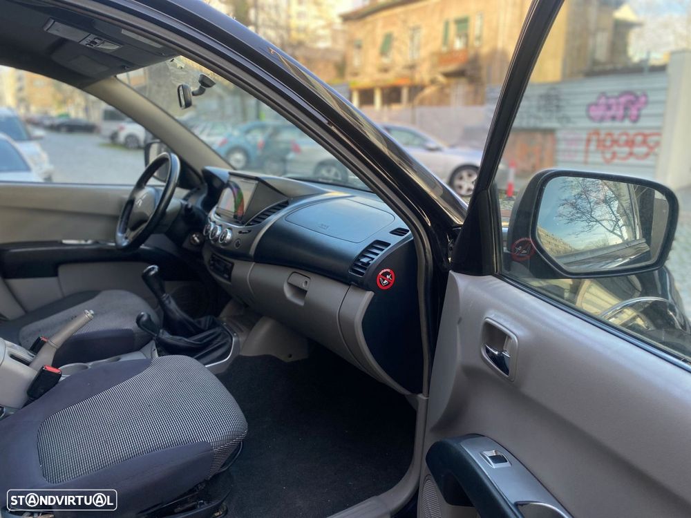 Mitsubishi L200 Pick Up 4x4 Intense Cabine Dupla - 21