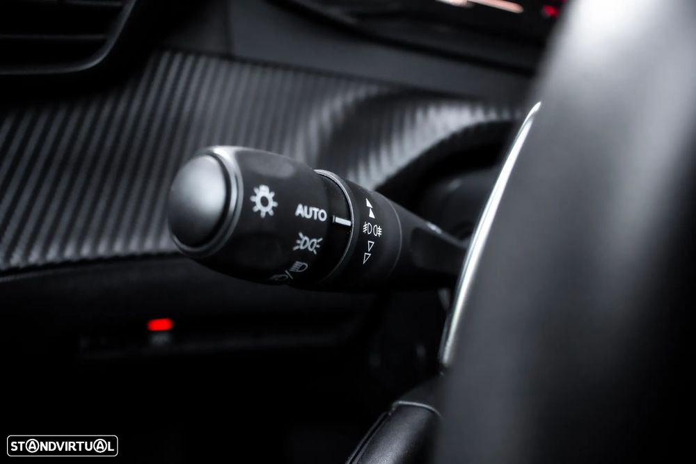 Peugeot 2008 1.5 BlueHDi Allure EAT8 - 16