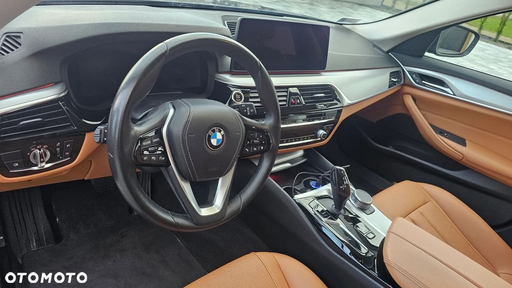 BMW Seria 5 520d xDrive mHEV - 14