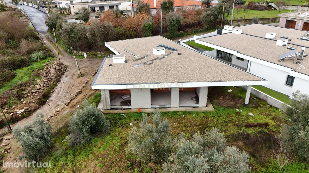 Moradia isolada nova com jardim e garagem - Grande imagem: 5/12