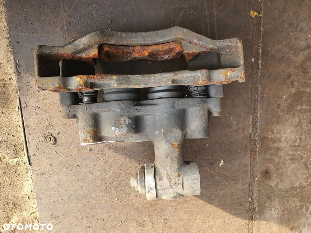 Mercedes Vario Tył lewy prawyZacisk hamulcowy demontaż - 7