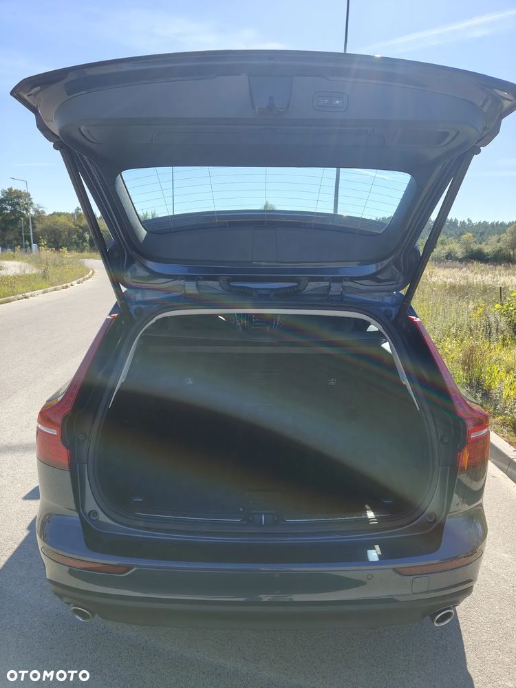 Volvo V60 B3 B DKG Momentum - 17