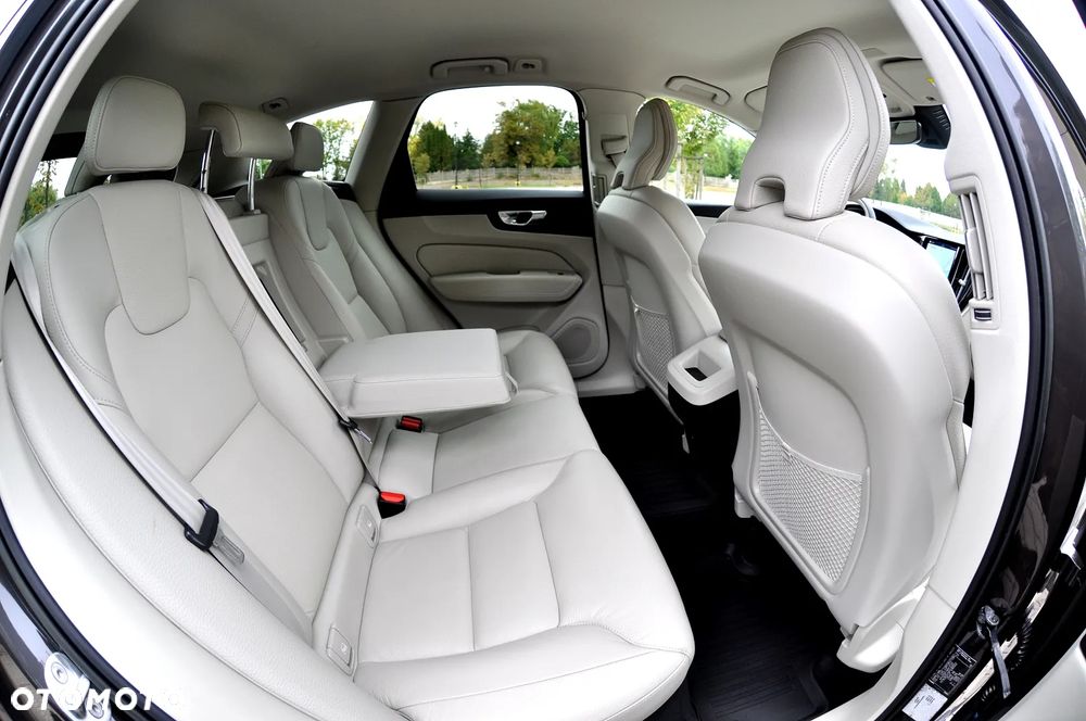 Volvo XC 60 B4 D AWD Plus Dark - 26