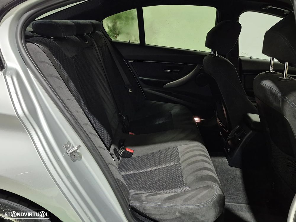 BMW 330 e iPerformance Pack M - 32