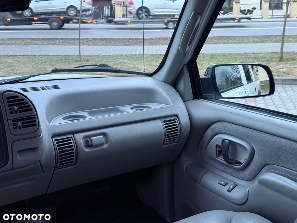 Chevrolet Suburban - 33