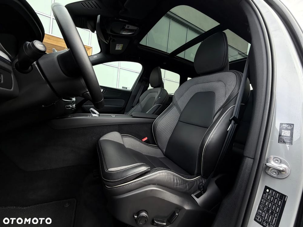 Volvo XC 60 B5 B AWD Plus Black Edition - 24