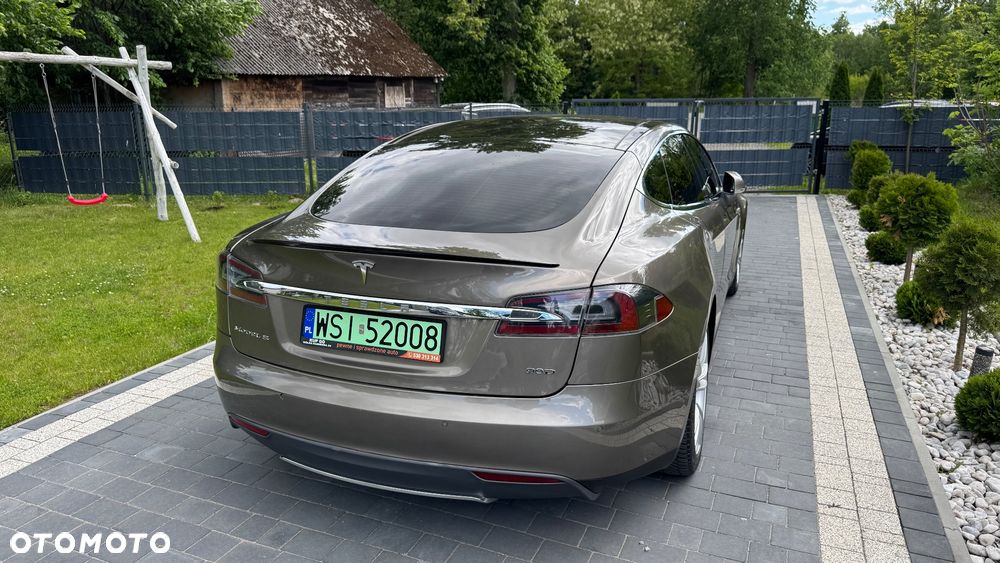 Tesla Model S 90 D - 17