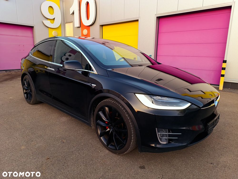 Tesla Model X - 9