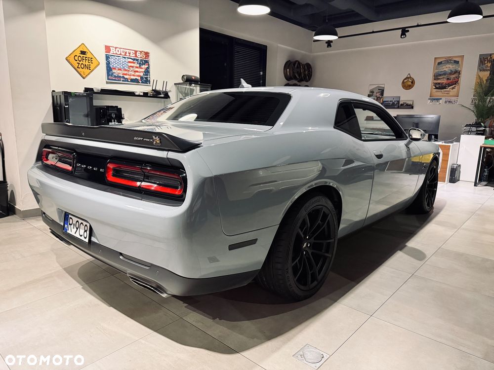 Dodge Challenger - 4