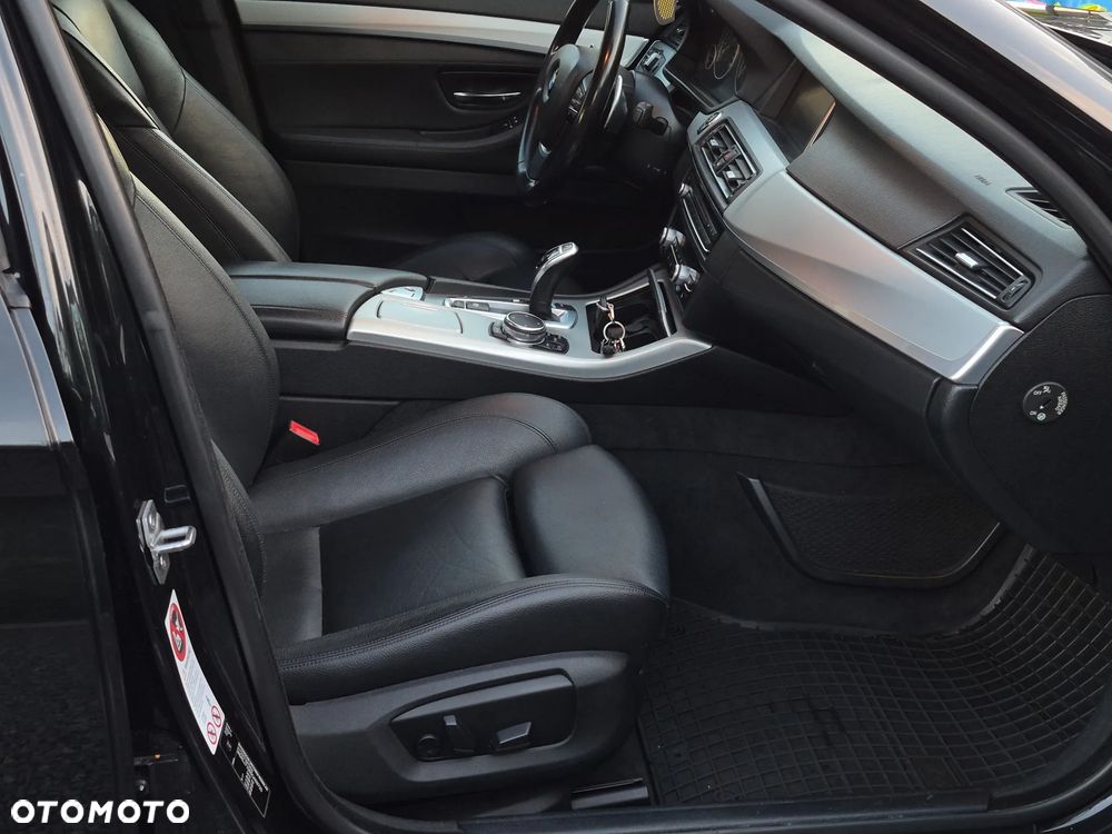 BMW Seria 5 525d - 12