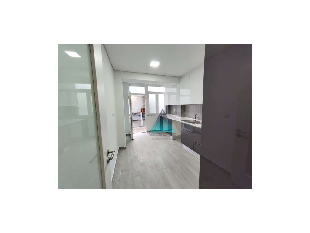 Apartamento T1 transformado com logradouro de 35,40m2 totalmente re... - Grande imagem: 2/9