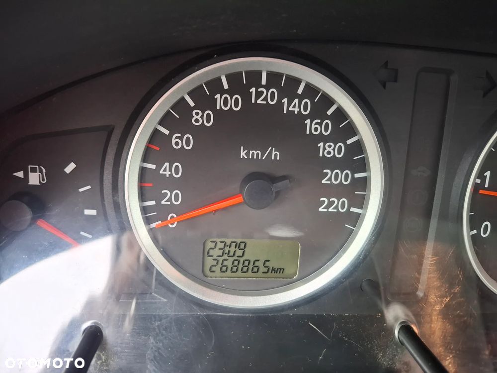 Nissan Almera 2004 photo 5