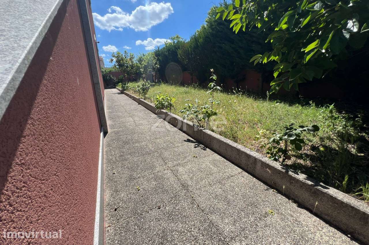 Moradia V4 Geminada com Garagem e Espaço Exterior no Centro de Chaves - Grande imagem: 4/26