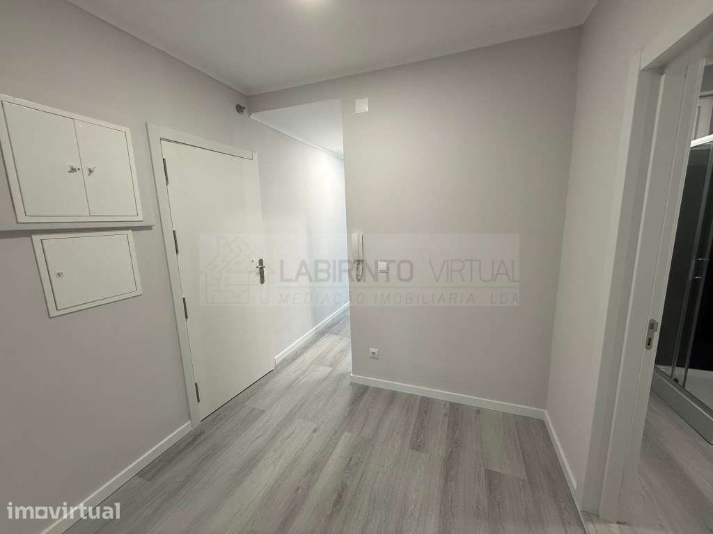 Vende-se T2 totalmente remodelado em Oeiras, a poucos minutos das P... - Grande imagem: 4/12