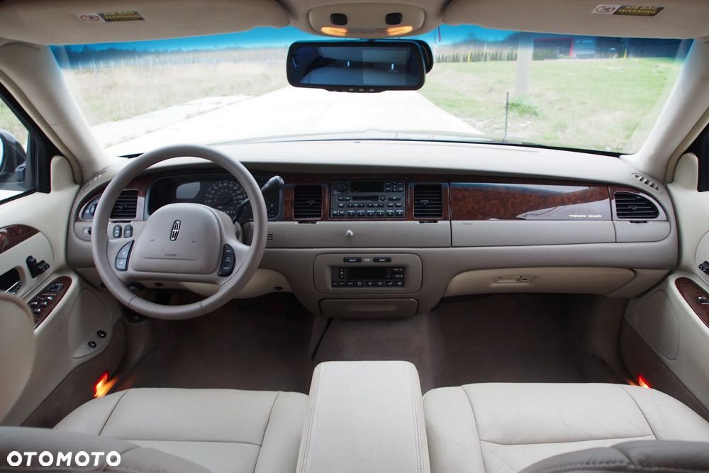 Lincoln Town Car - 19