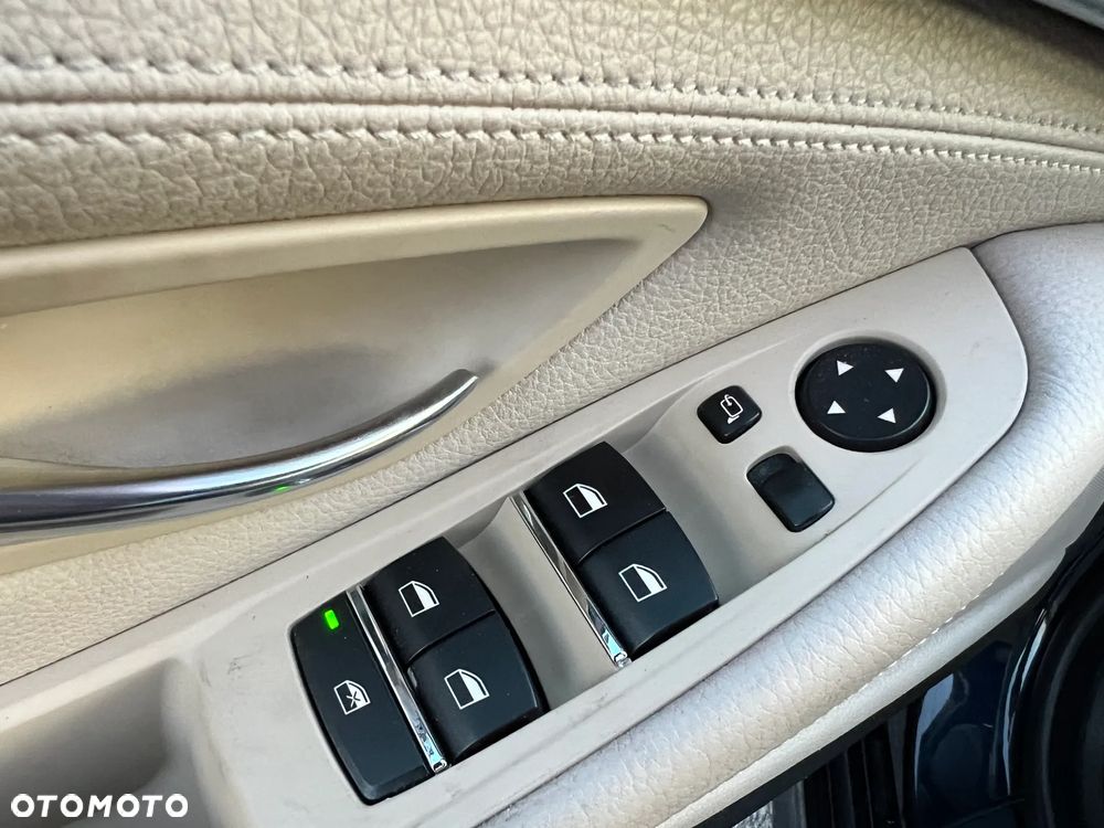 BMW Seria 5 530d xDrive Sport-Aut - 13