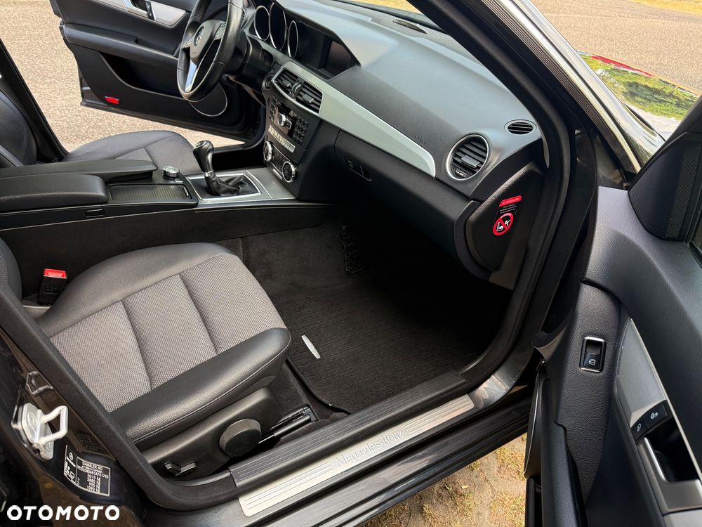 Mercedes-Benz Klasa C 200 CGI BlueEFFICIENCY Avantgarde - 12