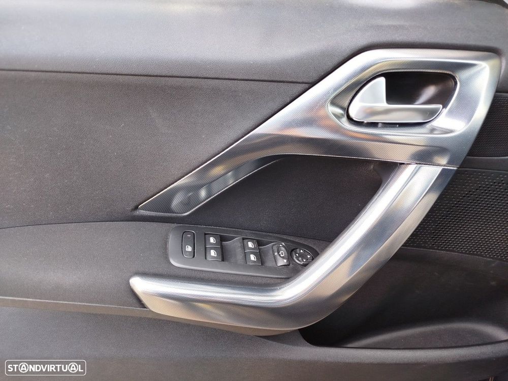 Peugeot 2008 1.2 PureTech Allure - 19