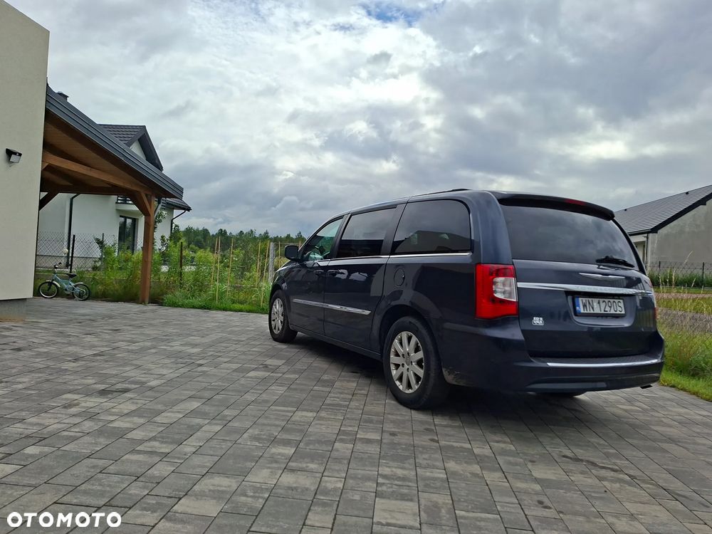 Chrysler Town & Country - 6