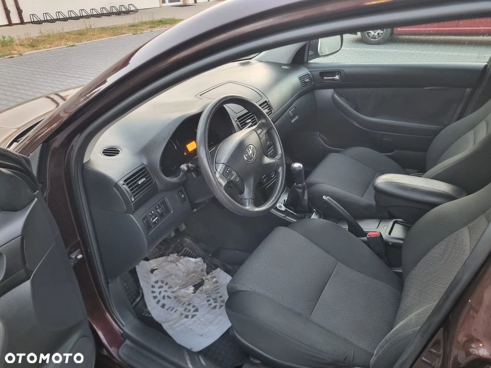 Toyota Avensis 1.6 VVT-i Terra - 9