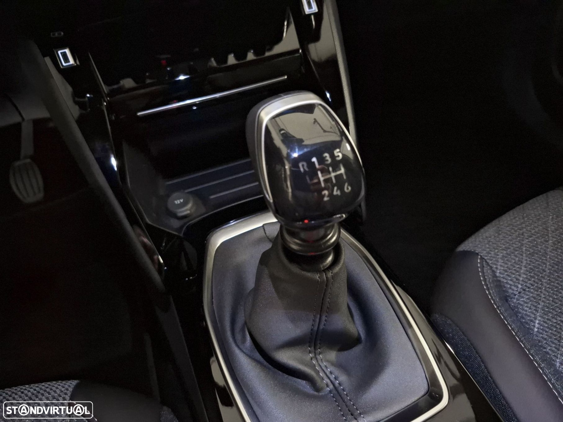 Peugeot 2008 1.2 PureTech Allure - 18