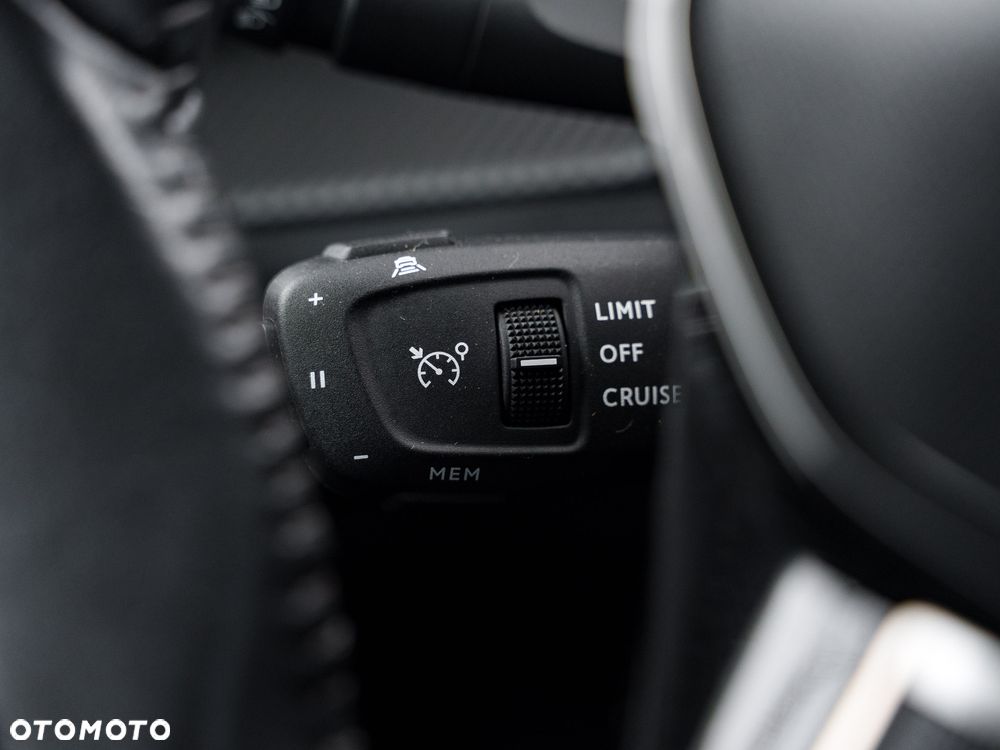 Peugeot 2008 BlueHDi 100 STOP & START Allure - 23