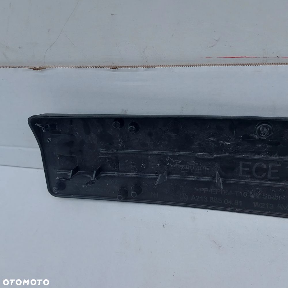 PODKLADKA POD TABLICE REJESTRACYJNA MERCEDES E W213 ORYGINAL DEMONTAZ 2138850481 - 2