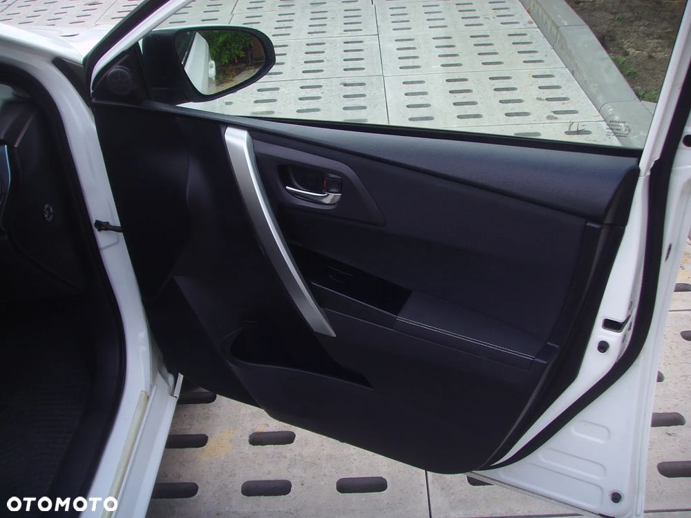 Toyota Auris ver-1-8-hsd-luna - 9
