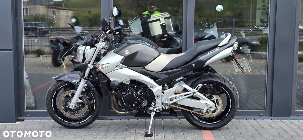 Suzuki GSR - 23