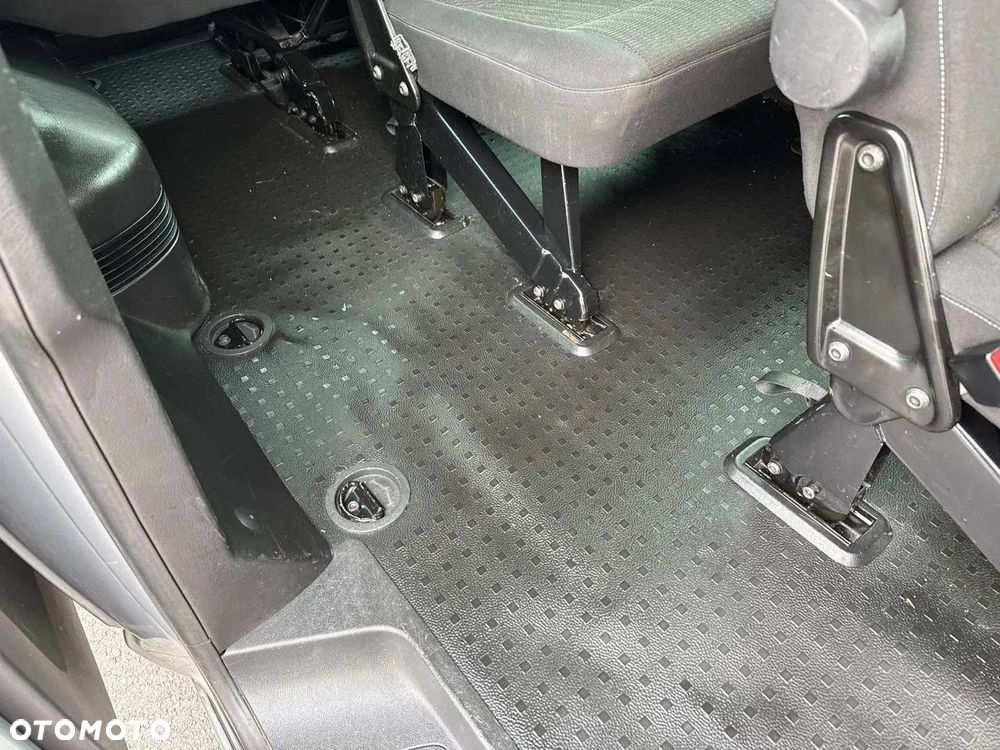 Volkswagen Caravelle - 10
