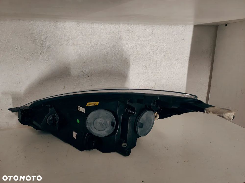 LAMPA PRZEDNIA PRAWA EU FORD FIESTA MK8 2017 - 2020 H1BB 13W030 AE - 2
