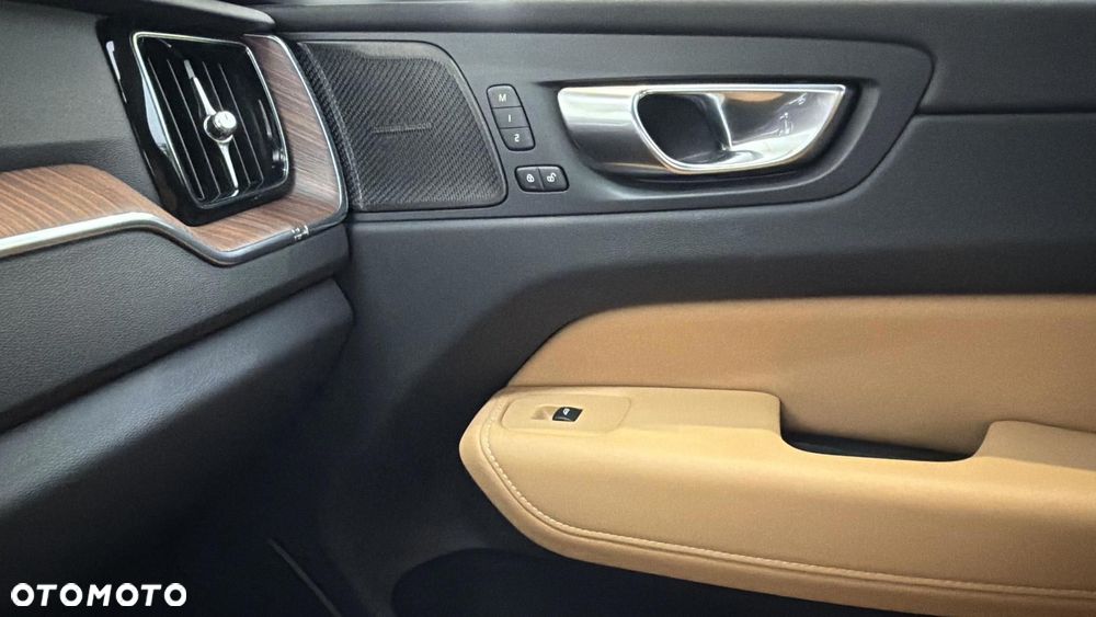 Volvo XC 60 B4 D Plus Dark - 34