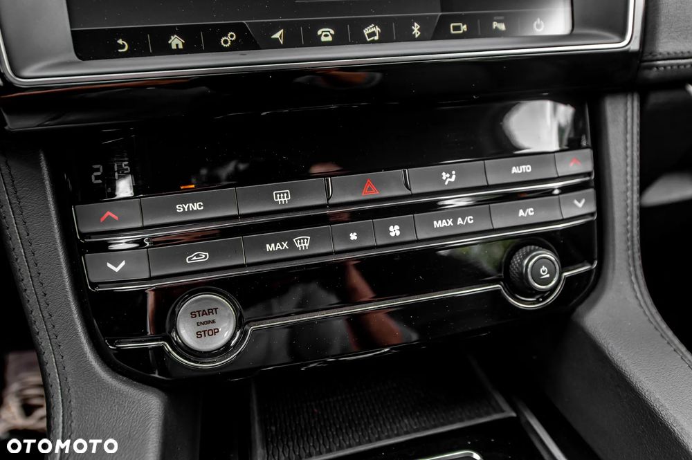 Jaguar F-Pace D200 AWD R-Dynamic S - 30