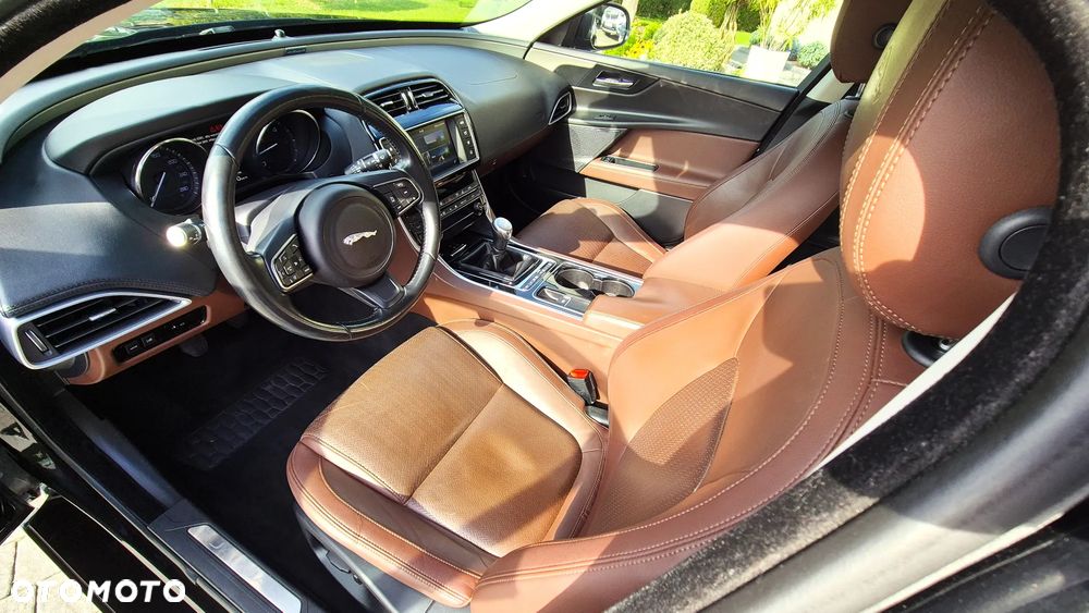 Jaguar XE 2.0 D Portfolio - 23