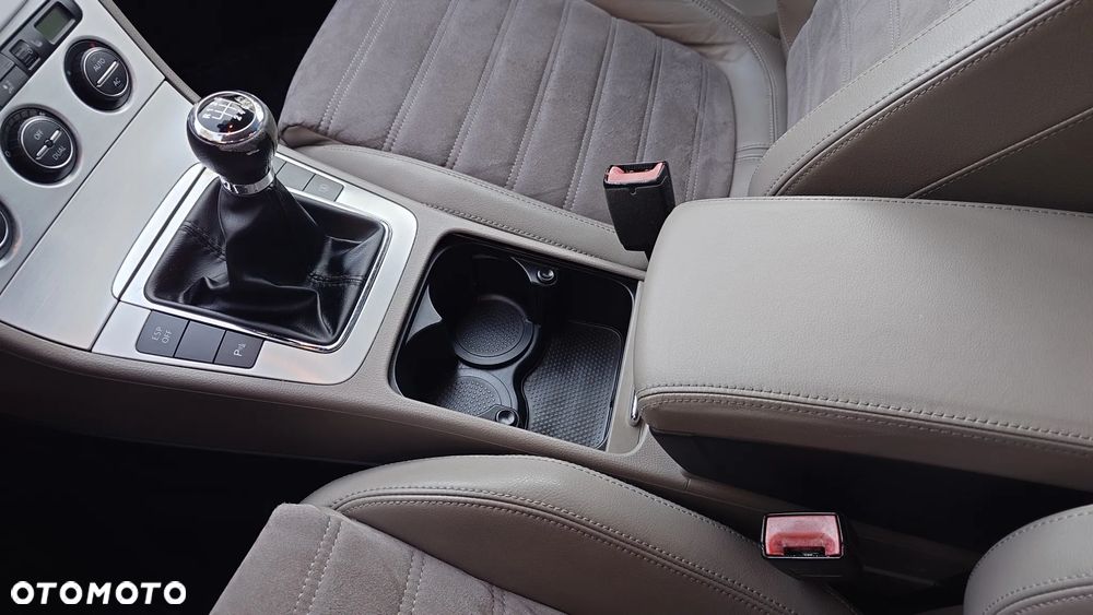 Volkswagen Passat 2.0 TDI DPF Highline - 16