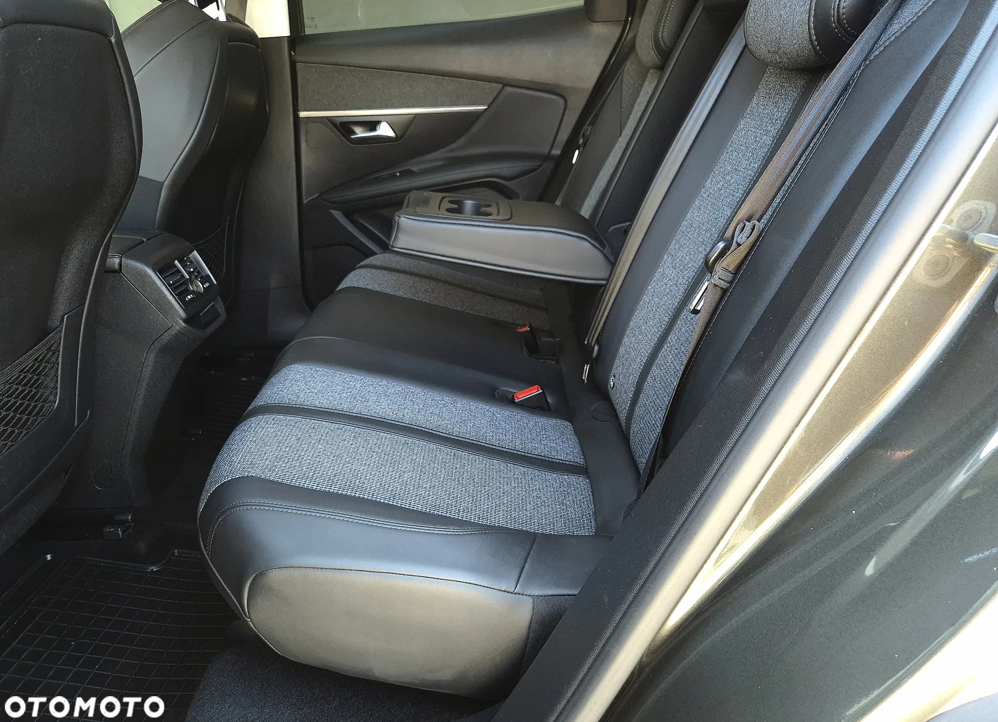 Peugeot 3008 1.6 PureTech GPF Allure S&S EAT8 - 26