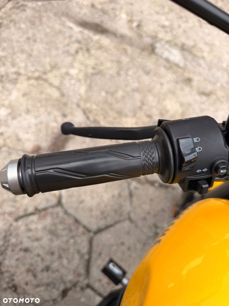 Yamaha XSR - 9