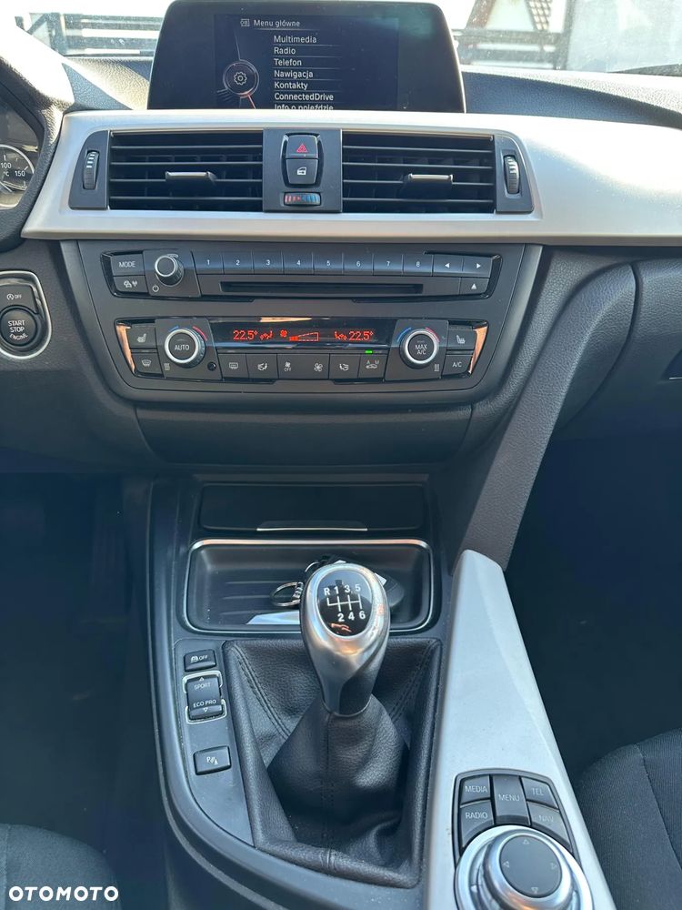 BMW Seria 3 318d Touring - 13